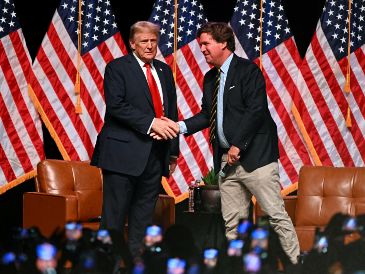 El presidente Donald Trump, junto al presentador Tucker Carlson, en una imagen de archivo. AFP