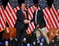 El presidente Donald Trump, junto al presentador Tucker Carlson, en una imagen de archivo. AFP