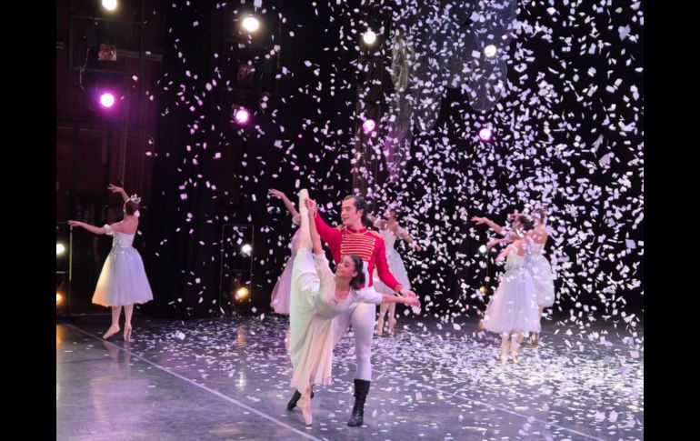 “El Cascanueces”, del Ballet de Jalisco, fue dirigido por Lucy Arce Álvarez. La puesta en escena, que arrancó temporada este miércoles 17, y se presentará hasta el domingo 21, y cuenta con 80 bailarines. EL INFORMADOR/ F. Salcedo