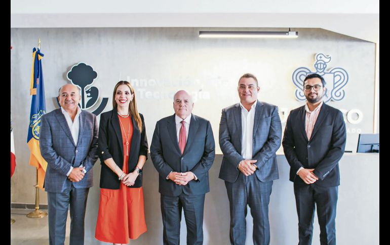 Juan Casados, director de Tequila El Castillo; Fanny Valdivia Márquez, subsecretaria de Educación Superior del Gobierno del Estado; Horacio Fernández, Secretario de la SICyT; Gildardo Partida, presidente municipal de El Arenal; y Juan Carlos Esqueda, director de incorporaciones de la SICyT. ESPECIAL