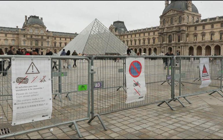 Las rejas en la Galería de Apolo volverán a colocarse antes de Navidad. EFE/E. Sapiña Manchard