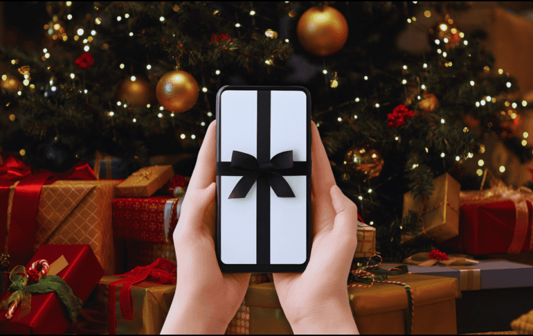 Casi dos terceras partes de los consumidores en México prevé apoyarse en la IA para inspirarse al momento de elegir obsequios en esta temporada. ESPECIAL / CANVA