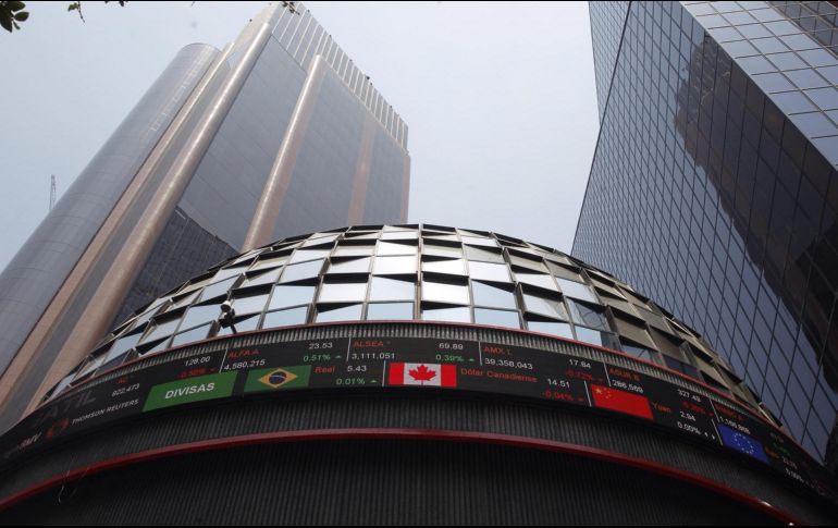 En la jornada, el peso mexicano se apreció un 0.05% frente al dólar, al cotizar en 17.99 unidades. EFE