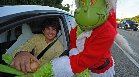 EL coronel retirado Lou Caputo inició una tradición hace 23 años cuando se disfrazó del Grinch. EFE / A. NEWMAN