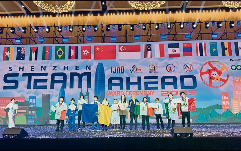 Estudiantes jaliscienses celebran las medallas obtenidas en la competencia internacional STEAM Ahead 2025, realizada en Shenzhen. ESPECIAL