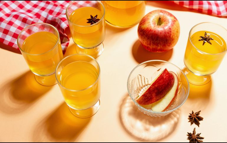 En las faldas de los volcanes Popocatépetl e Iztaccíhuatl nace la manzana, fruto que da identidad y trabajo al pueblo de Huejotzingo y que da origen a la tradicional bebida de las fiestas decembrinas, la sidra. ESPECIAL / CANVA