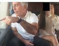 Fotografía sin fecha especificada que muestra a Epstein con una mujer. . EFE/ Departamento de Justicia de Estados Unidos (DOJ)