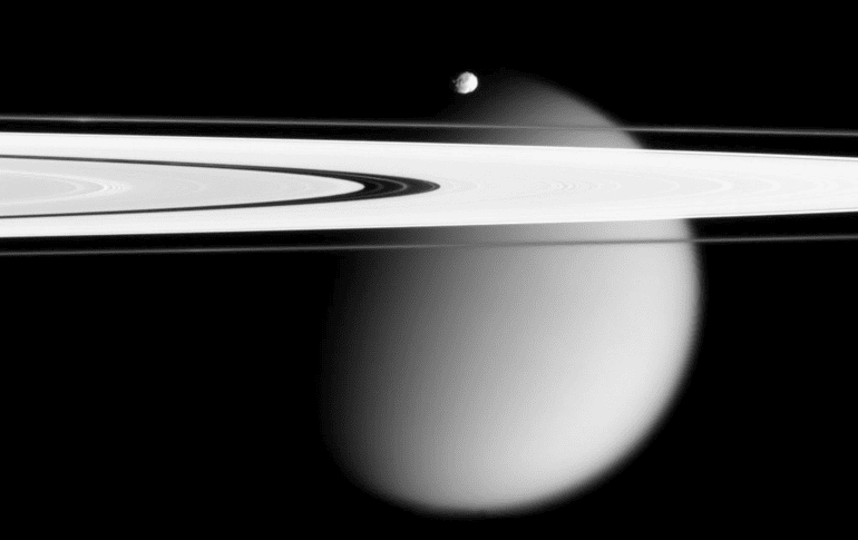 En la imagen, tomada por la nave espacial Cassini y proporcionada por la NASA el 12 de marzo de 2006, aparecen dos de las lunas de Saturno, la pequeña Epimeteo y Titán. AP/NASA
