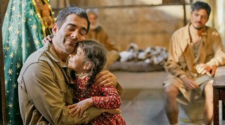 La imagen muestra al actor y comediante mexicano Omar Chaparro junto a la actriz infantil Mariana Calderón. CORTESÍA