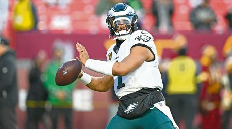 Jalen Hurts lució en los controles de Philadelphia con 185 yardas y 2 envíos de anotación. AFP