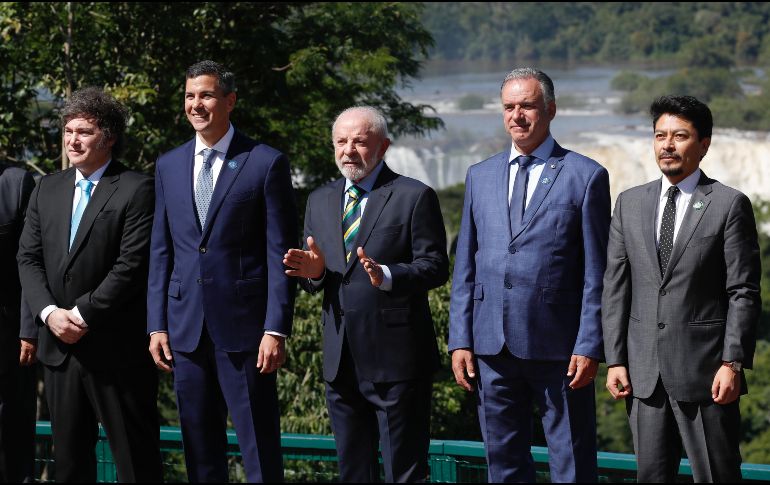 Los presidentes y representantes de Argentina, Paraguay, Panamá, Bolivia, Ecuador y Perú posan durante la cumbre del Mercosur en Foz de Iguazú, Brasil, tras firmar la declaración sobre Venezuela. EFE/J. Pino