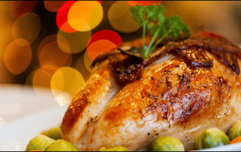 Para que el pavo sea el protagonista de la cena, es clave evitar prácticas que afectan su jugosidad y textura durante la preparación. CANVA