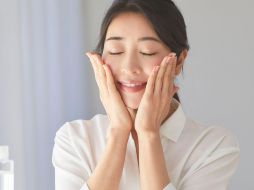 Las bajas temperaturas y el uso de calefacción reducen la humedad natural de la piel, volviéndola más sensible y propensa a grietas. CANVA