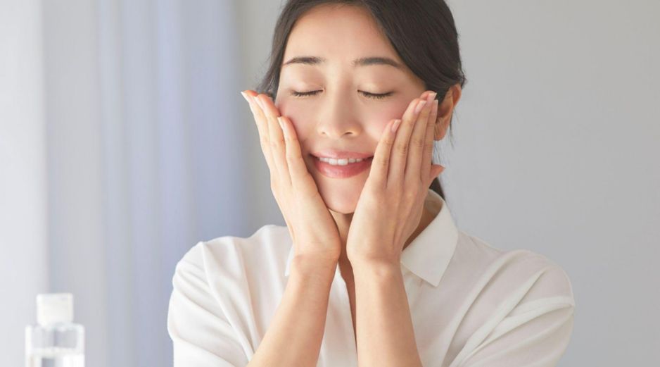 Las bajas temperaturas y el uso de calefacción reducen la humedad natural de la piel, volviéndola más sensible y propensa a grietas. CANVA