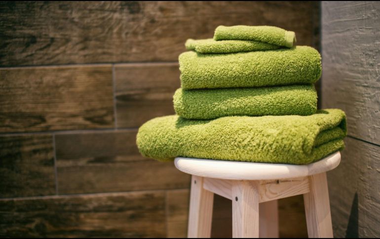 La humedad persistente genera un ambiente oscuro y cálido donde los microbios pueden multiplicarse con facilidad. Unsplash