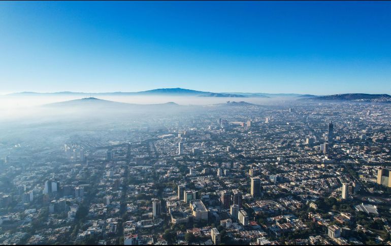 Las partículas contaminantes fueron originadas por la combustión de gasolina o diésel en automotores, pero también por la quema de fogatas, pirotecnia o polvo. EL INFORMADOR / ARCHIVO
