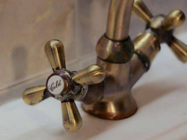 El sarro es uno de los problemas más frecuentes en las llaves de agua de baños y cocinas. UNSPLASH.