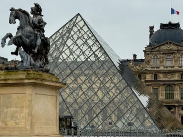 La  pirámide  del Louvre ahora es un orgullo en Francia. EFE/ARCHIVO