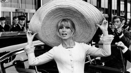 Brigitte Bardot posa con un enorme sombrero que trajo de México, a su llegada al aeropuerto de OrlY, el 27 de mayo de 1965, en París, Francia. AP
