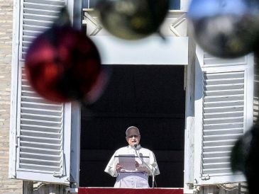 Pidió que no dejen que "estos espejismos sofoquen la llama del amor en las familias cristianas". EFE / R. ANTIMIANI