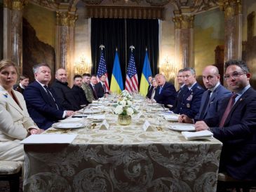 El encuentro de hoy entre los dos líderes llega después de que el jueves Zelenski sostuviera una conversación telefónica con los emisarios de la Casa Blanca Steve Witkoff y Jared Kushner, con los que abordó algunas "nuevas ideas" sobre cómo alcanzar la paz en Ucrania. EFE