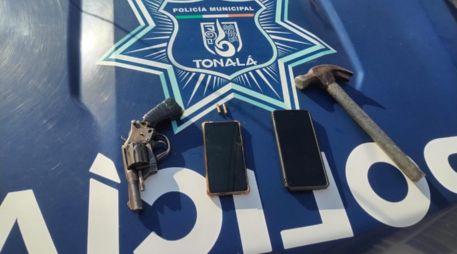 De igual manera se asegura un arma de fuego revólver y un martillo. CORTESÍA