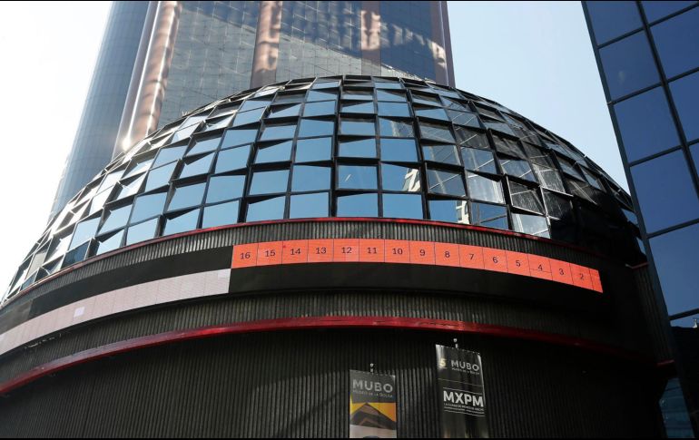 En la jornada, el peso mexicano se depreció un 0.15 % frente al dólar, al cotizar en 17.99 unidades por billete verde, frente a los 17.97 en la jornada anterior, según datos del Banco de México. EFE / ARCHIVO