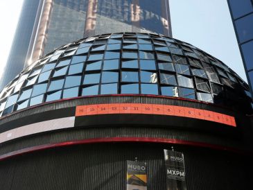 En la jornada, el peso mexicano se depreció un 0.15 % frente al dólar, al cotizar en 17.99 unidades por billete verde, frente a los 17.97 en la jornada anterior, según datos del Banco de México. EFE / ARCHIVO