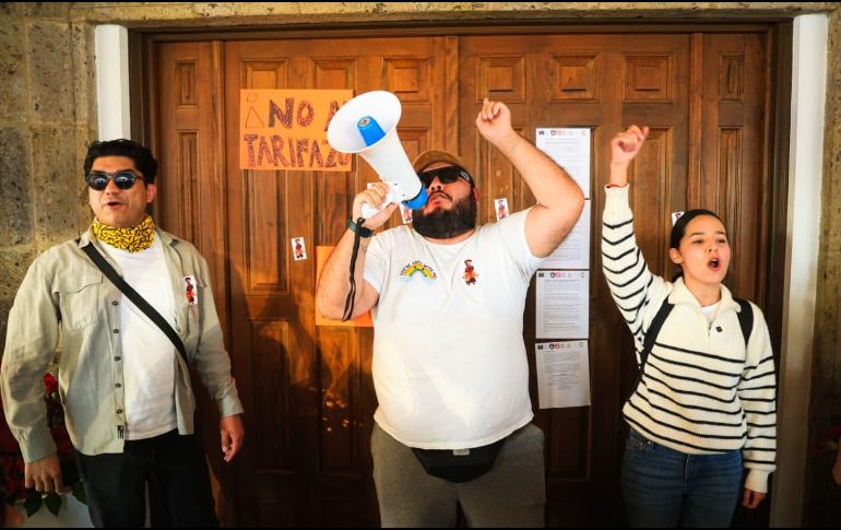 La manifestación se concentró en Casa Jalisco. EL INFORMADOR / J. ACOSTA