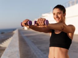 Una vez que el cuerpo esté listo, los principiantes pueden empezar con ejercicios de cardio suave, entrenamiento de fuerza ligera o rutinas de flexibilidad. FREEPIK