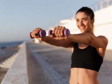 Una vez que el cuerpo esté listo, los principiantes pueden empezar con ejercicios de cardio suave, entrenamiento de fuerza ligera o rutinas de flexibilidad. FREEPIK