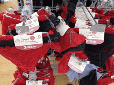 Los precios de las prendas varían entre 50 y 200 pesos, dependiendo del diseño y el material. SUN / J. RAMÍREZ