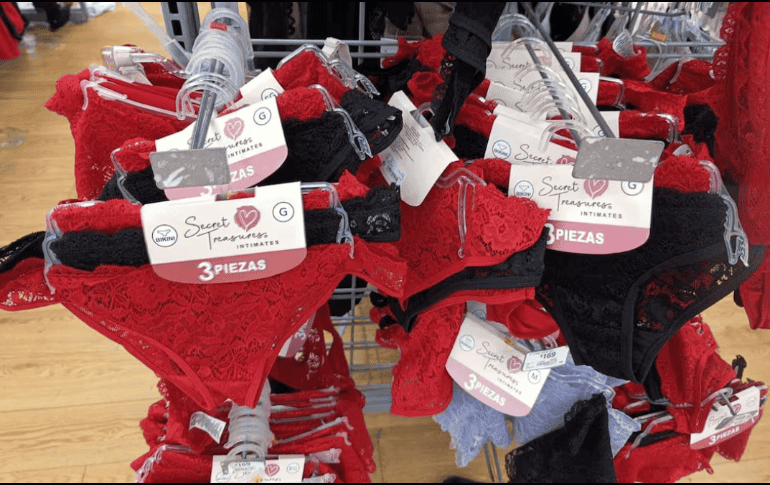 Los precios de las prendas varían entre 50 y 200 pesos, dependiendo del diseño y el material. SUN / J. RAMÍREZ