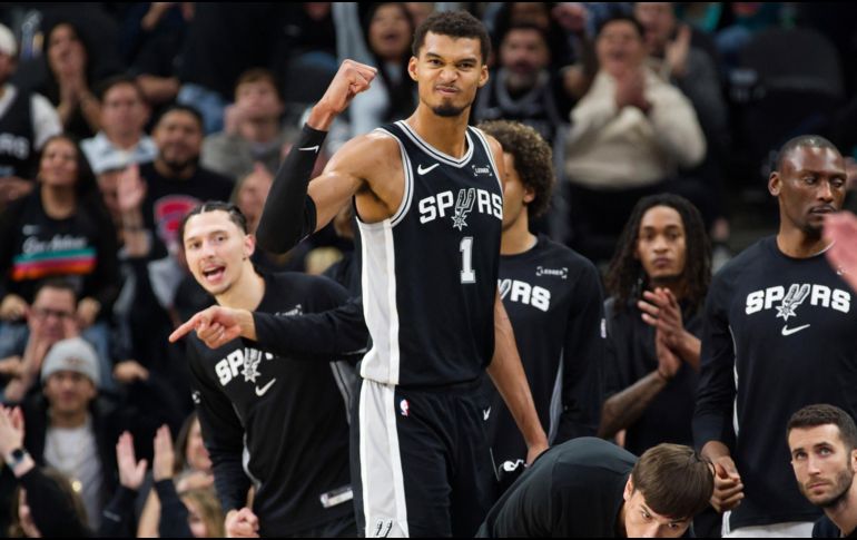El basquetbolista Victor Wembanyama, tuvo que abandonar el partido debido a molestias físicas. AP