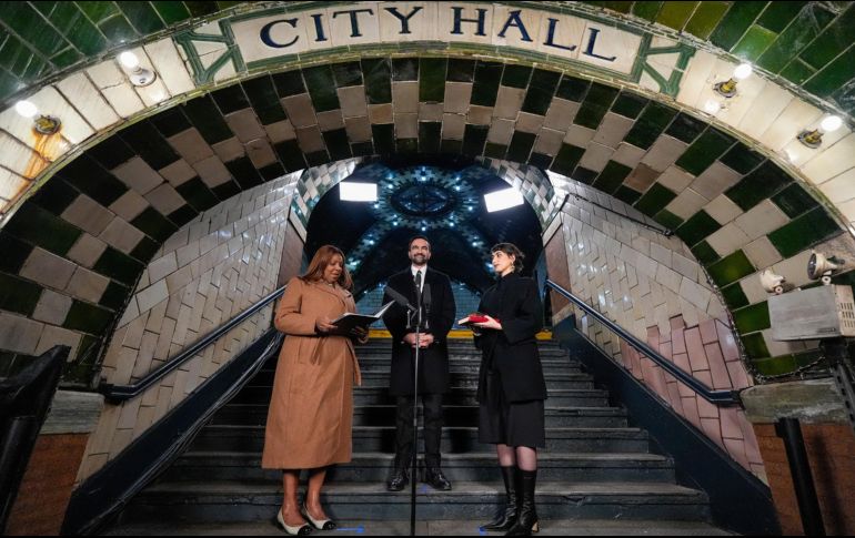 La fiscal general de Nueva York, Letitia James, toma juramento al alcalde electo de la ciudad de Nueva York, Zohran Mamdani. AP
