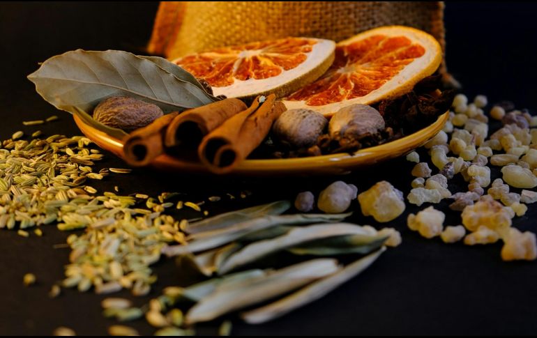 Este método natural no busca perfumar de forma permanente, sino neutralizar olores momentáneos mediante vapor caliente. Unsplash