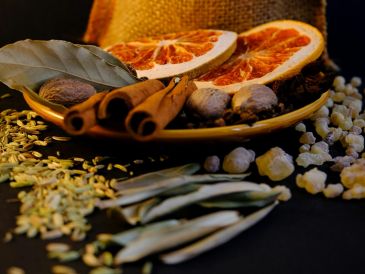 Este método natural no busca perfumar de forma permanente, sino neutralizar olores momentáneos mediante vapor caliente. Unsplash