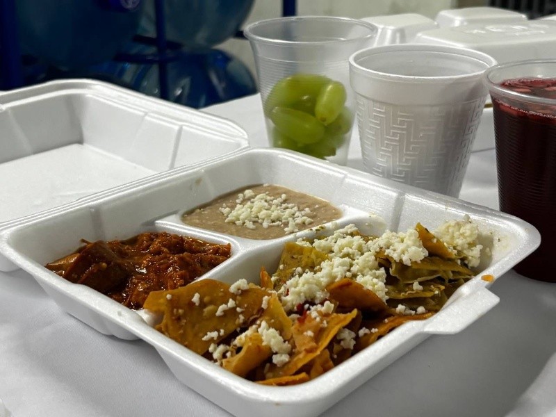 &nbsp;Así fue la cena de los retenidos en el CURVA; chilaquiles divorciados con chicharrón y frijoles, clericot sin alcohol, café con piloncillo y 12 uvas. ESPECIAL / SSE