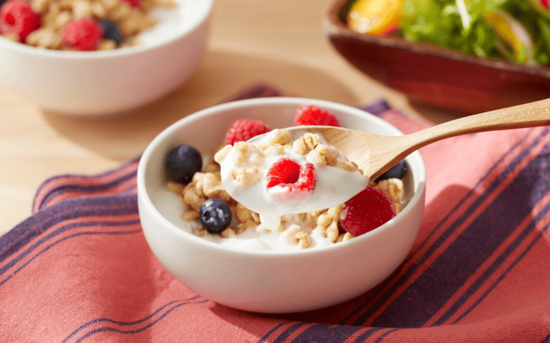 El yogur es un alimento de alto consumoque durante los últimos años ha sido objeto de estudio por sus posibles beneficios. CANVA