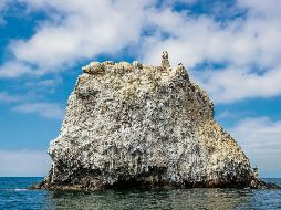 La piedra ancestral que emerge en las aguas de la bahía de San Blas, es considerado el punto donde nació la vida según la cosmogonía wixárika. CORTESÍA