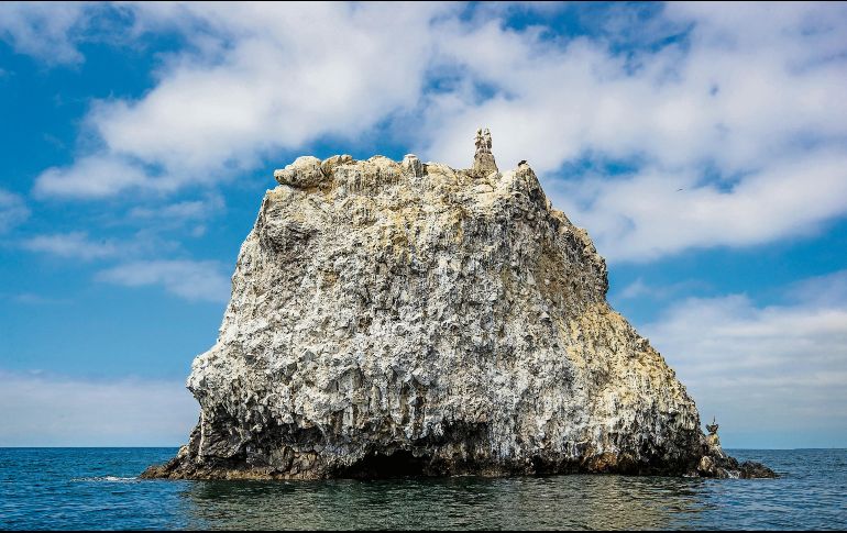 La piedra ancestral que emerge en las aguas de la bahía de San Blas, es considerado el punto donde nació la vida según la cosmogonía wixárika. CORTESÍA