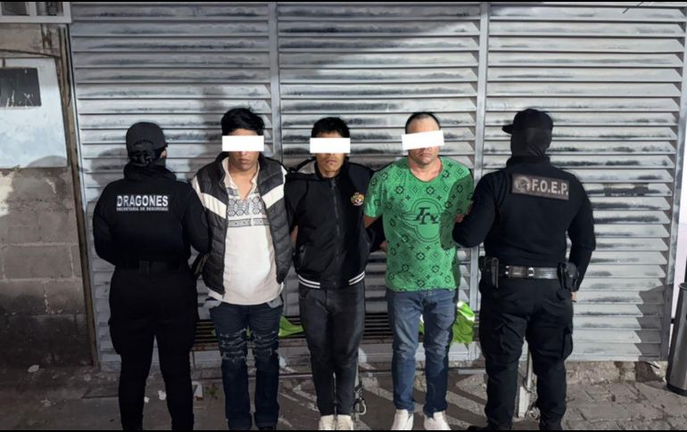 Los detenidos, identificados como Jesús ‘N’, Miguel ‘N’ y Ángel ‘N’ de 23, 24 y 42 años de edad, respectivamente, fueron puestos a disposición de un agente de la Fiscalía General de la República. ESPECIAL/Policía de Jalisco