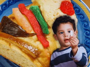 En México se tiene la tradición de quien encuentra la figura del Niño Jesús, debe cuidarlo hasta el 2 de febrero, que se celebra el "Día de la Candelaria". ESPECIAL / CANVA
