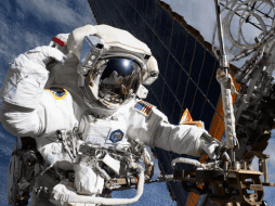 Los astronautas de la NASA Mike Fincke y Zena Cardman saldrán de la esclusa Quest de la estación. NASA