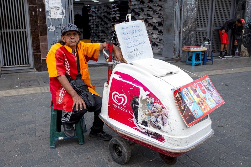 La gente ya comienza a retomar sus labores en las calles de Caracas. EFE / M. Gutierrez