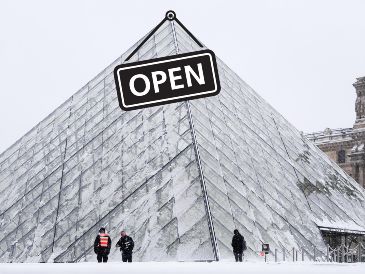 Pese a las condiciones climáticas, el Louvre volvió a abrir sus puertas el día de hoy. EFE / EPA / Teresa Suarez