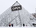 Pese a las condiciones climáticas, el Louvre volvió a abrir sus puertas el día de hoy. EFE / EPA / Teresa Suarez