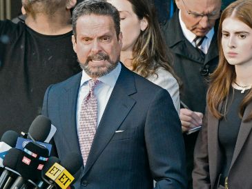 Alan Jackson da sus primeras declaraciones tras retirarse de la defensa, en el caso por el asesinato del cineasta Rob Reiner. AFP