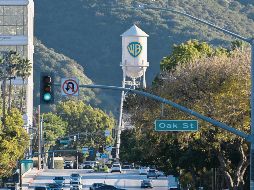 La torre de agua de Warner Bros. en sus estudios de Hollywood, en el contexto de la oferta en efectivo presentada por Paramount el 8 de diciembre para adquirir Warner Bros. Discovery, en competencia con el acuerdo de Netflix. AFP