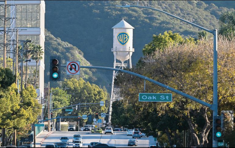 La torre de agua de Warner Bros. en sus estudios de Hollywood, en el contexto de la oferta en efectivo presentada por Paramount el 8 de diciembre para adquirir Warner Bros. Discovery, en competencia con el acuerdo de Netflix. AFP